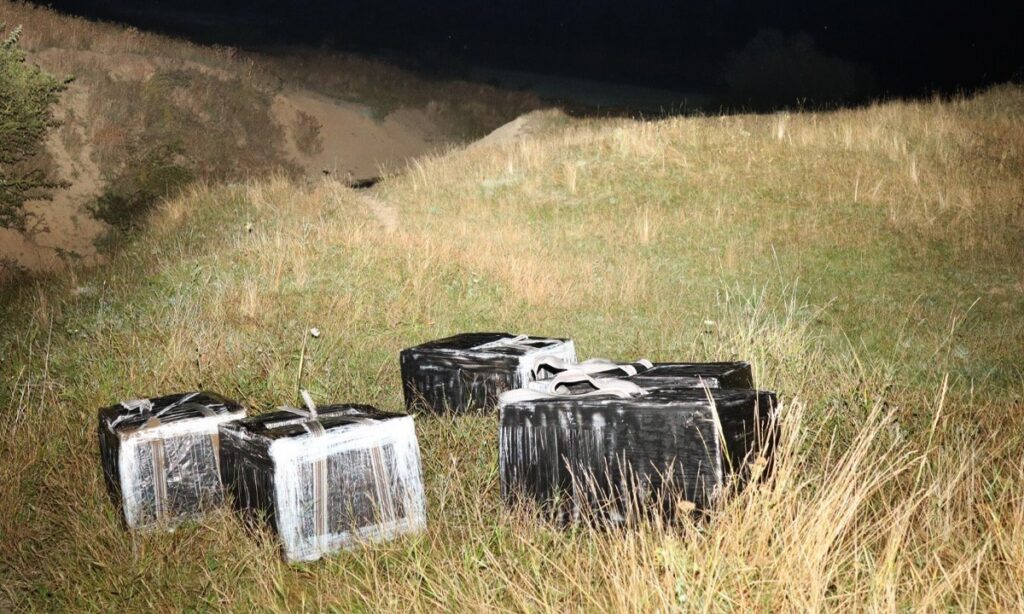Focuri de armă în apropierea frontierei. Polițiștii români au confiscat țigări de contrabandă