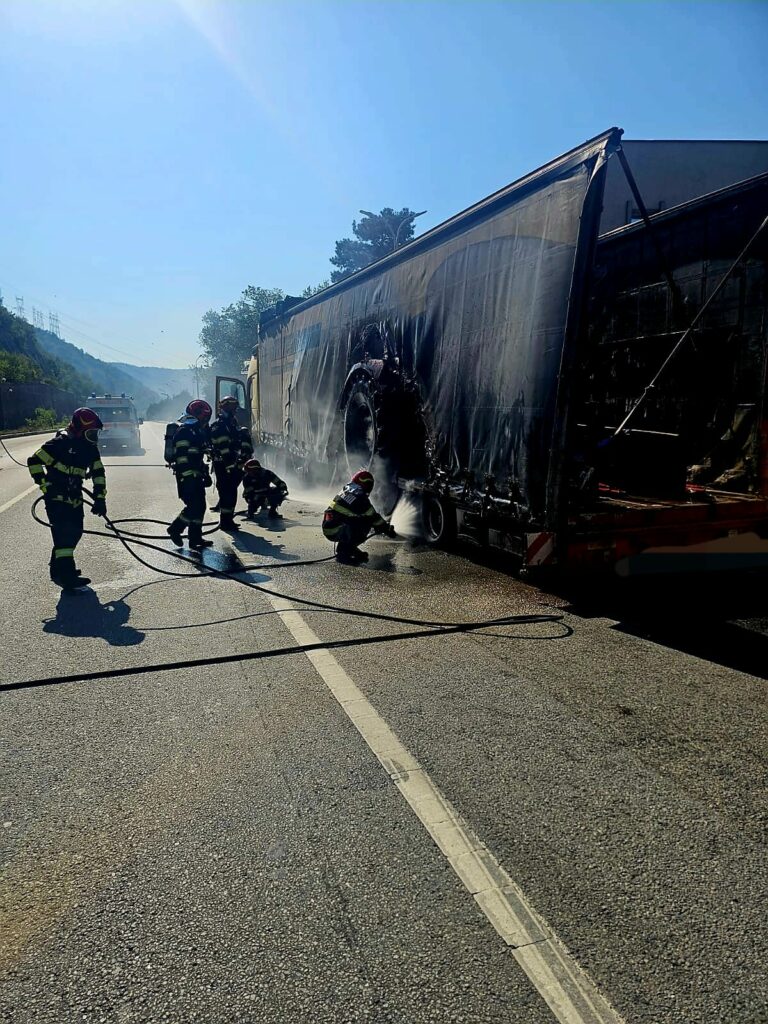 TIR în flăcări lângă Vama Porțile de Fier I
