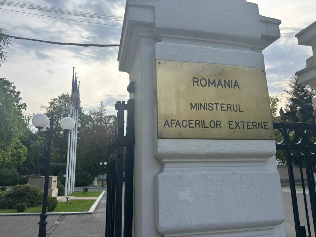 MAE reintroduce unele taxe consulare, cu păstrarea gratuității serviciilor esențiale. Andrei Țărnea: „Este o întoarcere la normalitate”