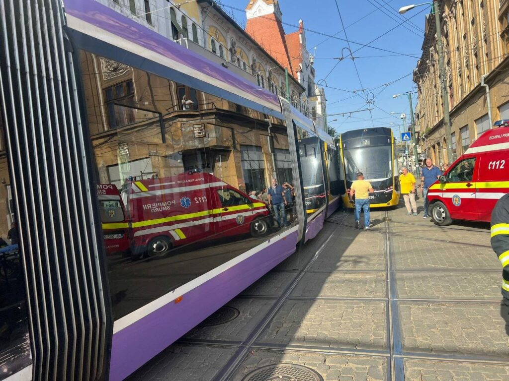 Accident cu două tramvaie care s-au ciocnit la Timișoara. Trei persoane au fost rănite