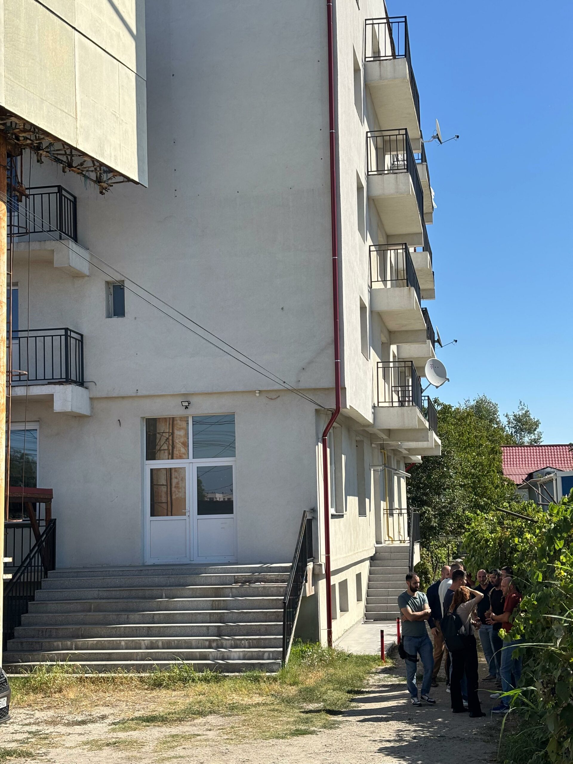 Un bărbat din Otopeni și-a ucis unul dintre copii și a amenințat că se aruncă de la balcon cu al doilea. El ține ostatic în casă și o rudă. Polițiștii sunt la fața locului Un bărbat din Otopeni și-a ucis unul dintre copii și a amenințat că se aruncă de la balcon cu al doilea. El ține ostatic în casă și o rudă. Polițiștii sunt la fața locului