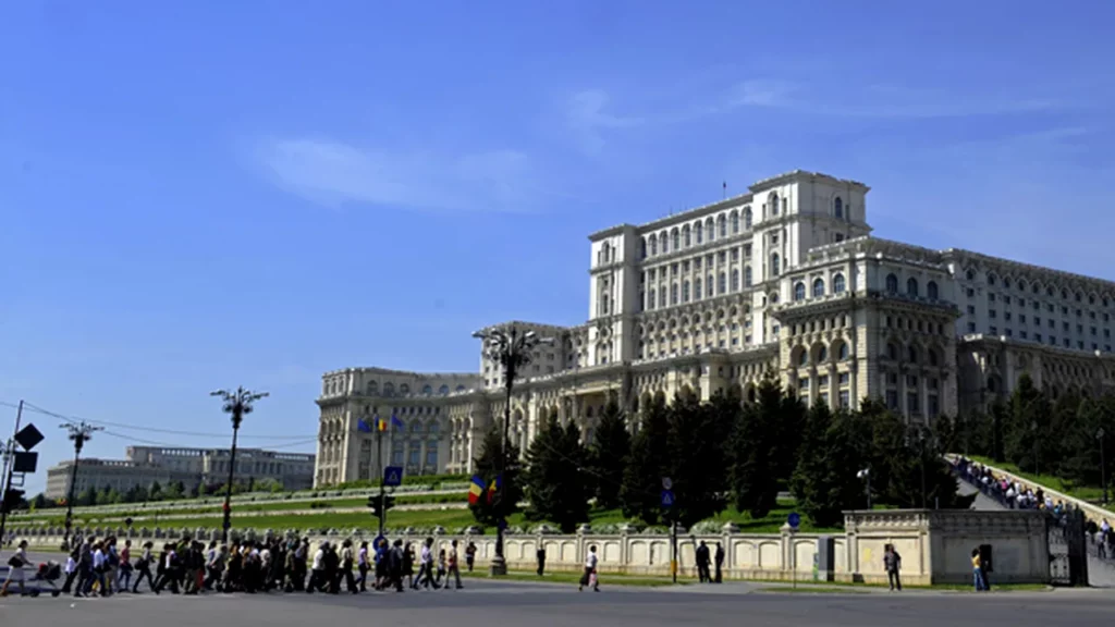 Angajații Senatului cer îndepărtarea antenelor de pe Parlament: „Generează radiații”