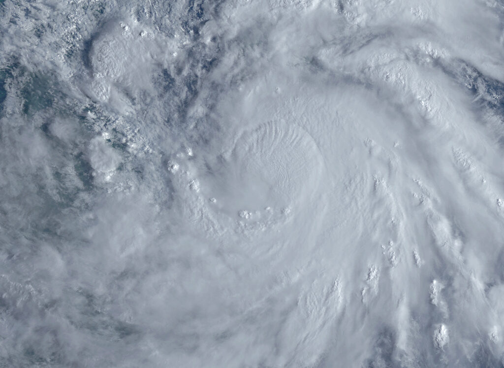 Vietnam evacuează mii de persoane și închide aeroporturi pe măsură ce taifunul Bualoi se apropie