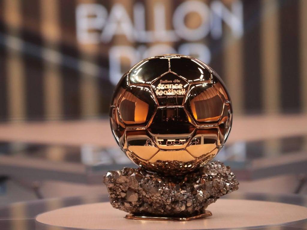 Fostul mare fotbalist Ruud Gullit și jurnalista Kate Scott prezintă ceremonia Balonului de Aur 2025