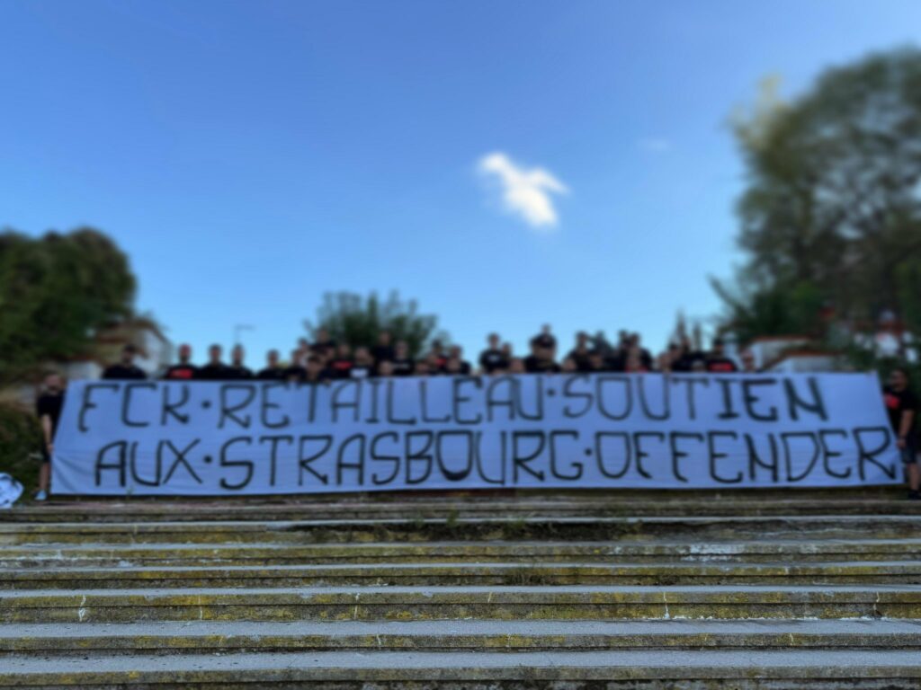 Fanii lui Dinamo au încercat să intre la meciul cu Petrolul cu un mesaj de susținere pentru gruparea neonazistă Strasbourg Offender