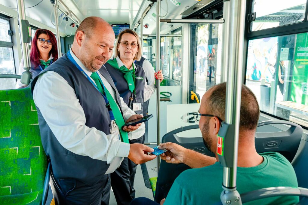 Societatea de Transport București reînnoiește uniformele controlorilor, după modernizarea flotei