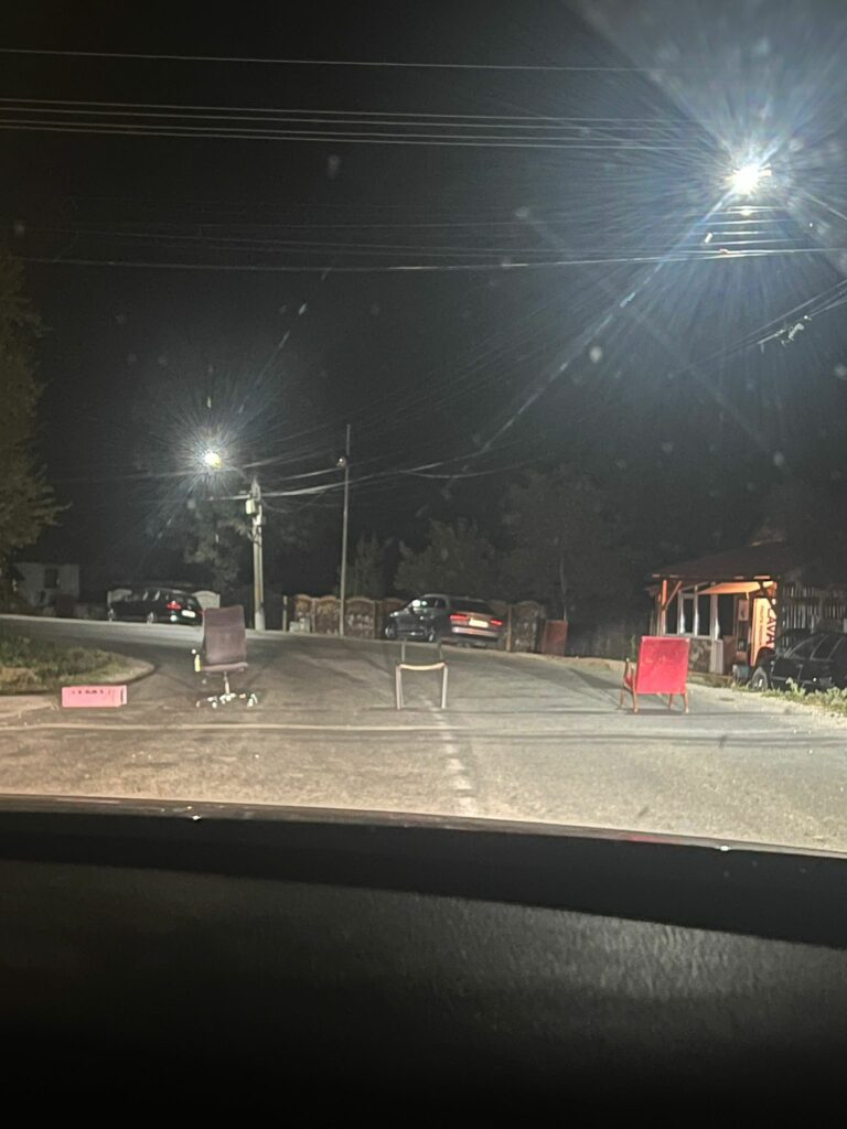 Un drum din județul Prahova a fost blocat cu scaune. Poliţia a deschis dosar penal