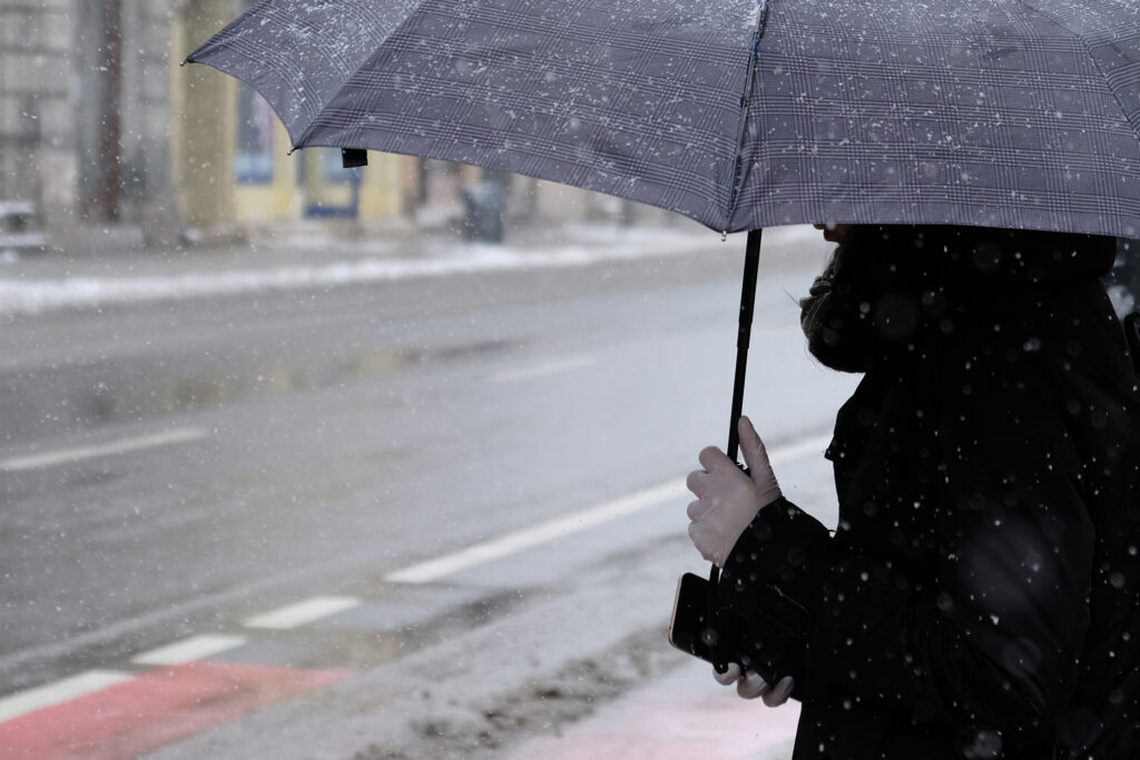 METEO. Informare meteo: temperaturi scăzute, ploi și ninsori la munte până joi