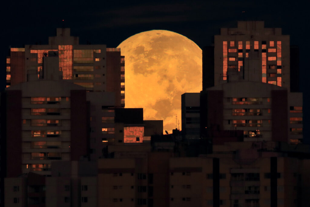 Eclipsă totală de Lună duminică, 7 septembrie 2025. „Luna Sângerie” va fi vizibilă și în România