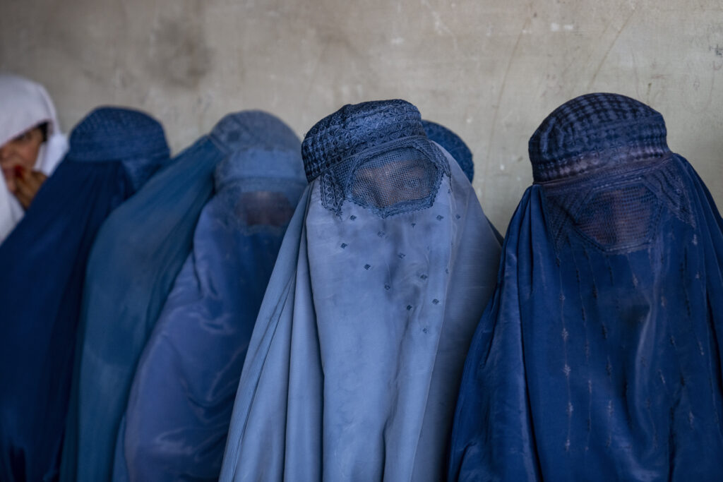 Afganistan: Talibanii interzic în universități cărțile scrise de femei