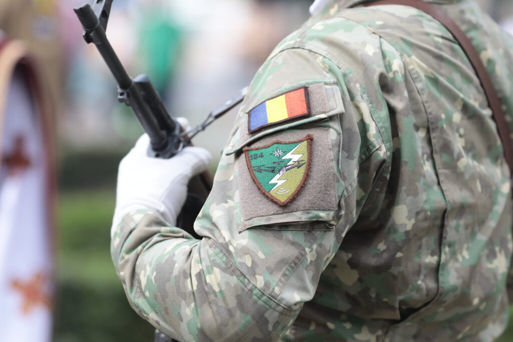 INSCOP. Românii au o părere bună despre introducerea stagiului miliar pe bază de voluntariat