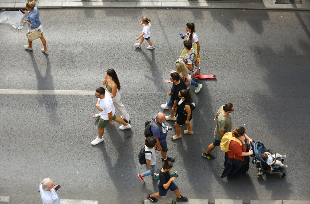 Sondaj CURS: 70% dintre români cred că România merge într-o direcție greșită / Călin Georgescu, George Simion și Nicușor Dan, pe primele locuri la capitolul încredere