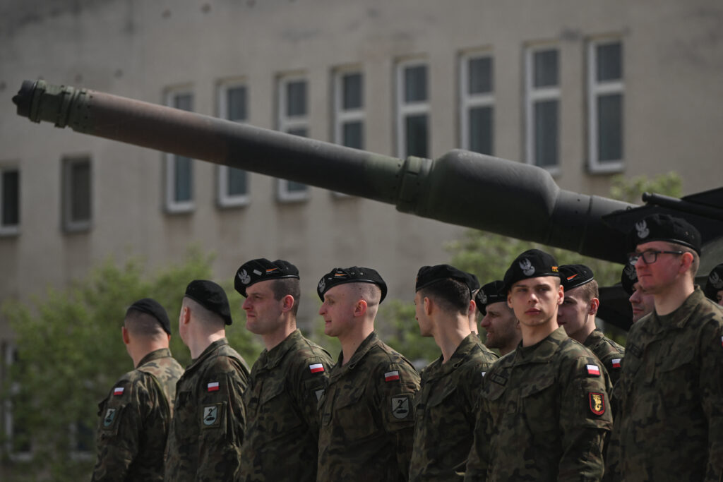 Temându-se de agresiunea Rusiei, Polonia se înarmează și atrage tot mai mulți voluntari în programele de pregătire militară