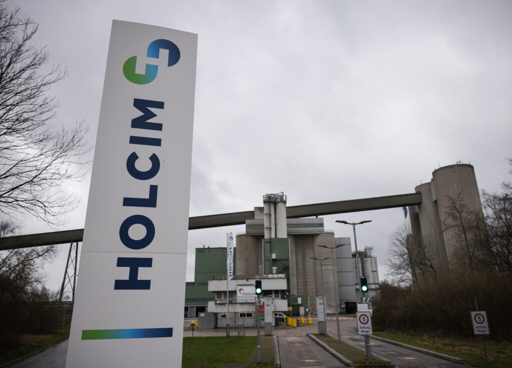 Patru localnici dintr-o insulă indoneziană înfruntă gigantul Holcim în instanță