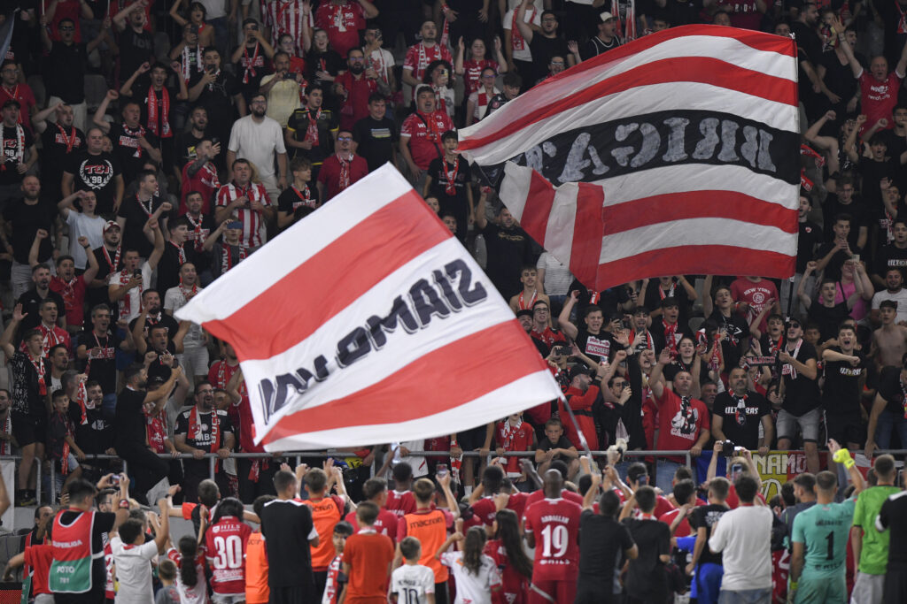 Petrolul și Dinamo, amendate pentru comportament rasist al spectatorilor și tulburarea ordinii