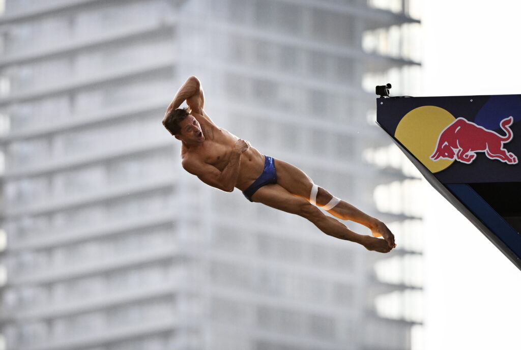 Constantin Popovici câștigă etapa a treia a Red Bull Cliff Diving