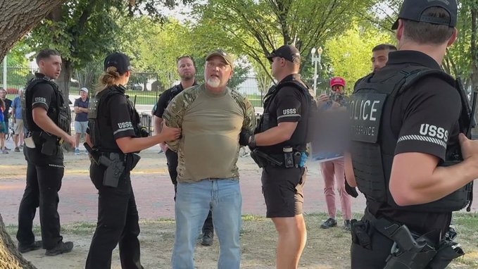 Veteranul armatei care a dat foc steagului american pledează nevinovat la acuzaţiile federale