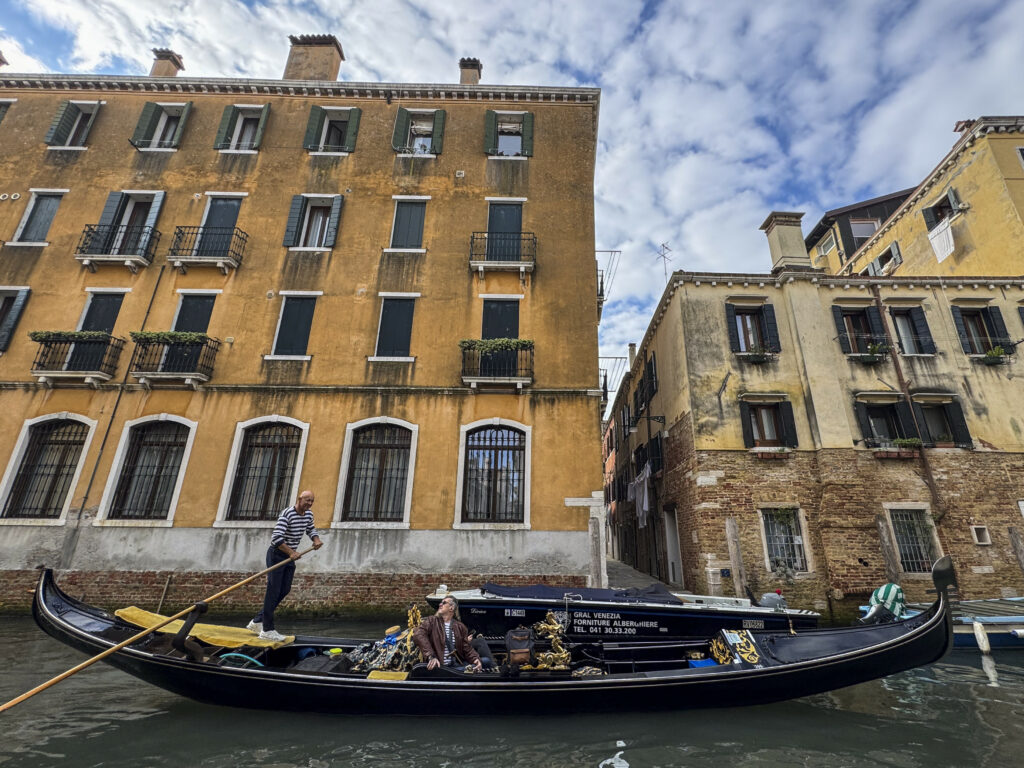 Incident controversat la Veneția: Părinții amendați după ce copiii au jucat fotbal în piața publică