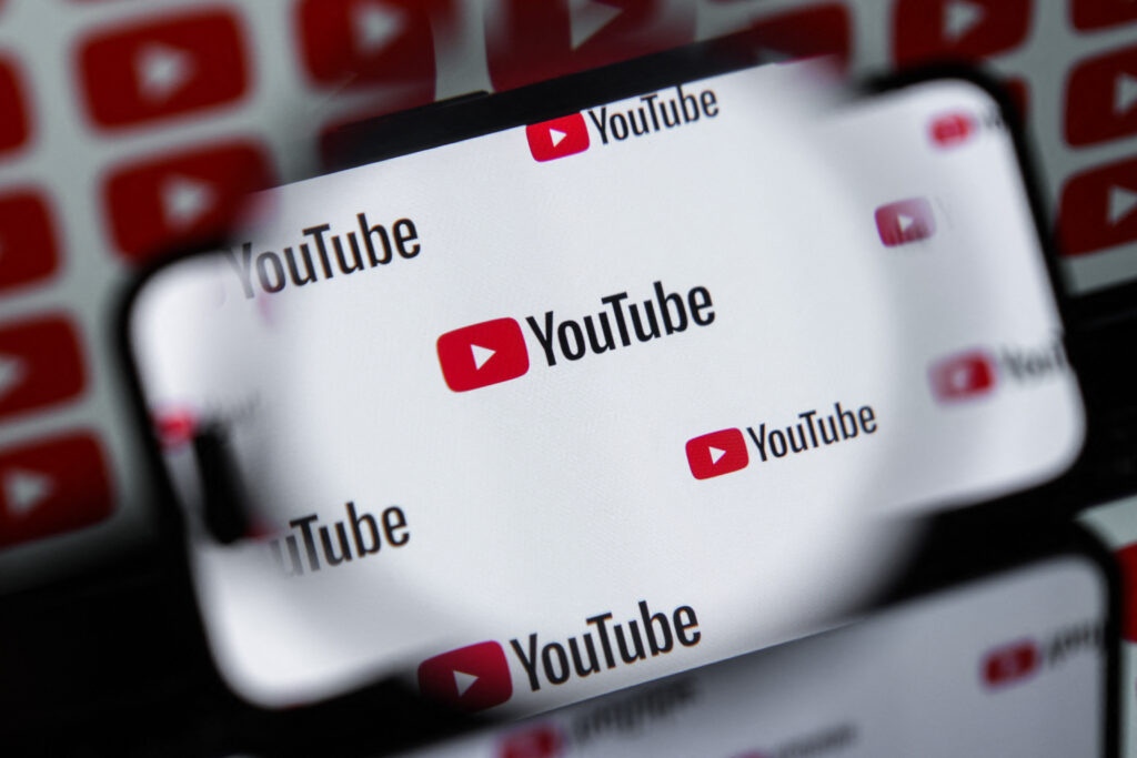 YouTube va reactiva conturile care au fost interzise pentru dezinformările despre Covid-19 și alegerile din 2020