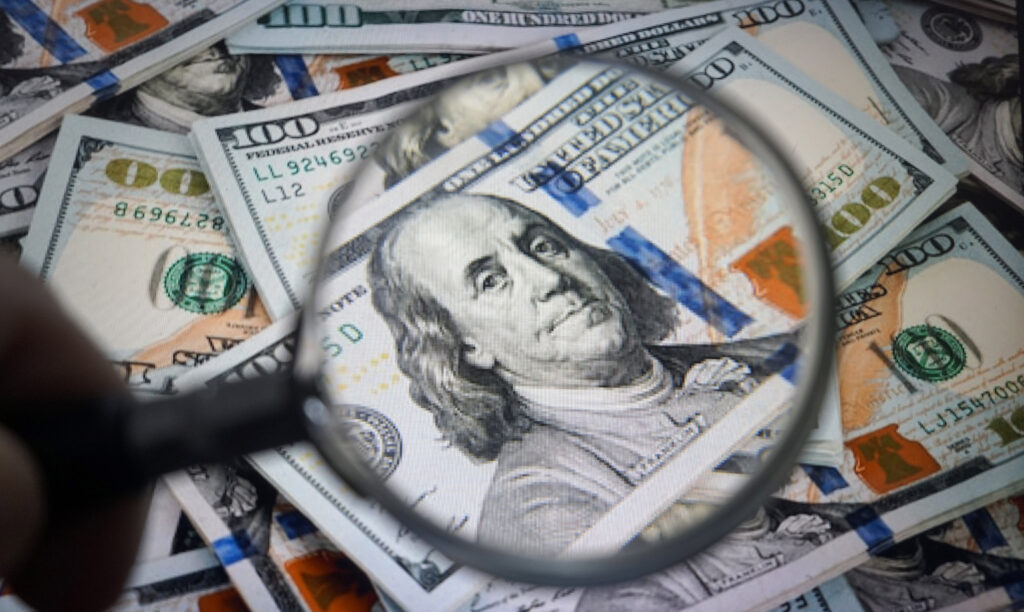 Dolarul rămâne stabil în timp ce traderii așteaptă datele privind inflația din SUA și reuniunea BCE