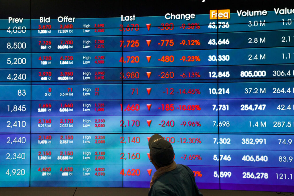 Piețele asiatice scad, în timp ce traderii se pregătesc pentru datele cheie din SUA