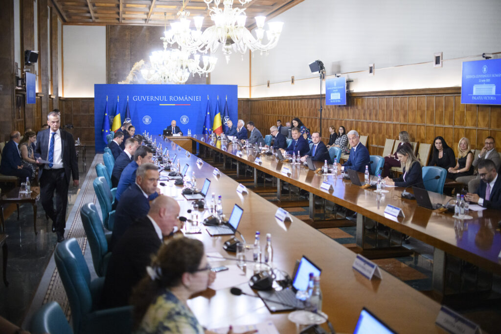 Guvernul dezbate joi 23 de hotărâri, de la burse la investiții din PNRR