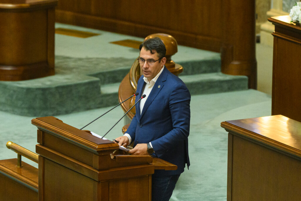 Contre: Ștefan Pălărie (USR), după ce Zamfir (PSD) a spus că ar vota împotriva lui Buzoianu: E pe persoană fizică