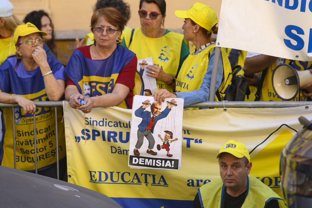 Protest al sindicatelor din Educație la Palatul Cotroceni sub sloganul „Şcoală săracă – Ţară needucată”