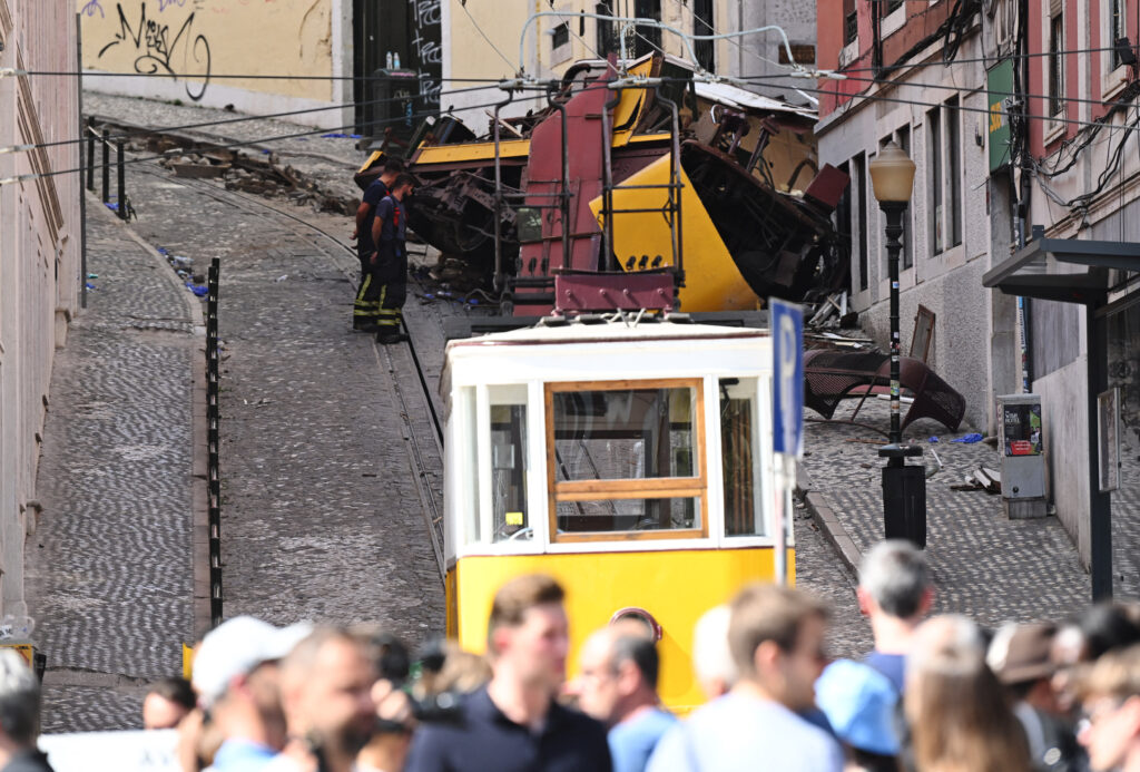 MAE: Nu există români printre victimele deraierii din Lisabona