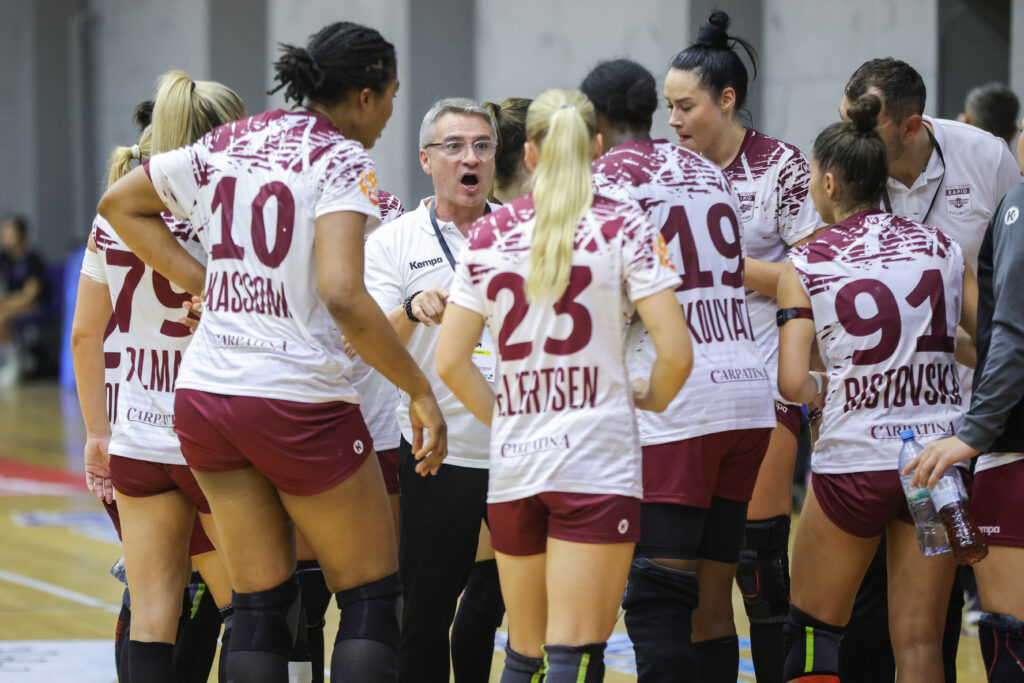 Handbal: „Construită să câștige Champions League”. Antrenorul Rapidului laudă CSM înaintea derbiului