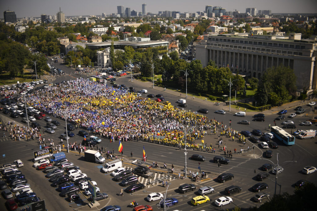 Cetățenii ies în stradă: Protest „Vrem drepturi egale, fără pensii speciale!” în Piața Victoriei