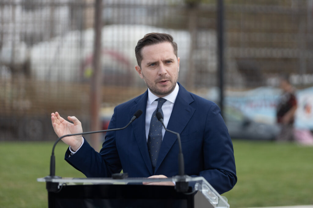 Bujduveanu: Amenzi de până la 100.000 lei pentru afișele lipite ilegal în București