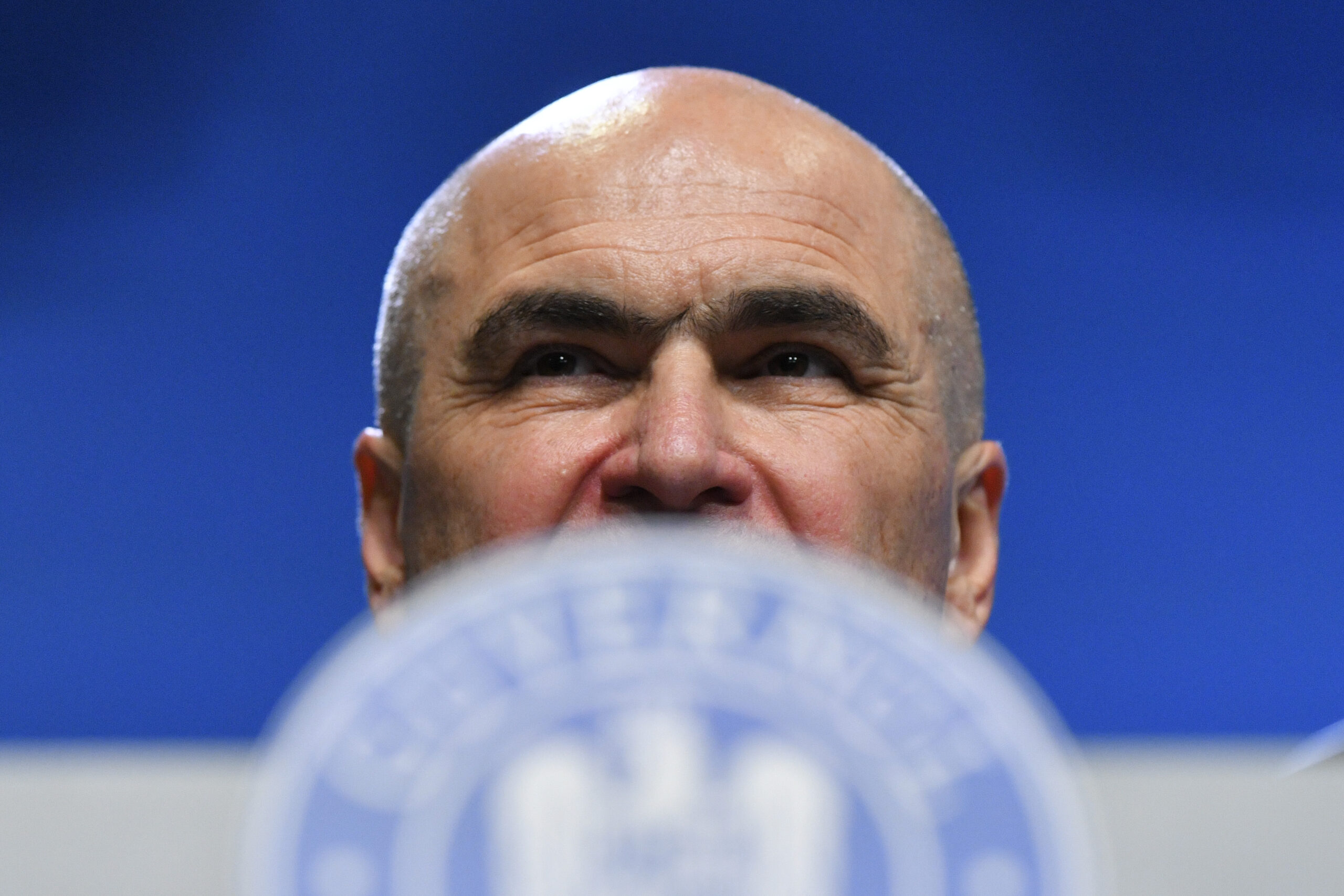 Cum se delectează premierul Bolojan? Cartea pe care a cumpărat-o ultima oară când a intrat într-o librărie