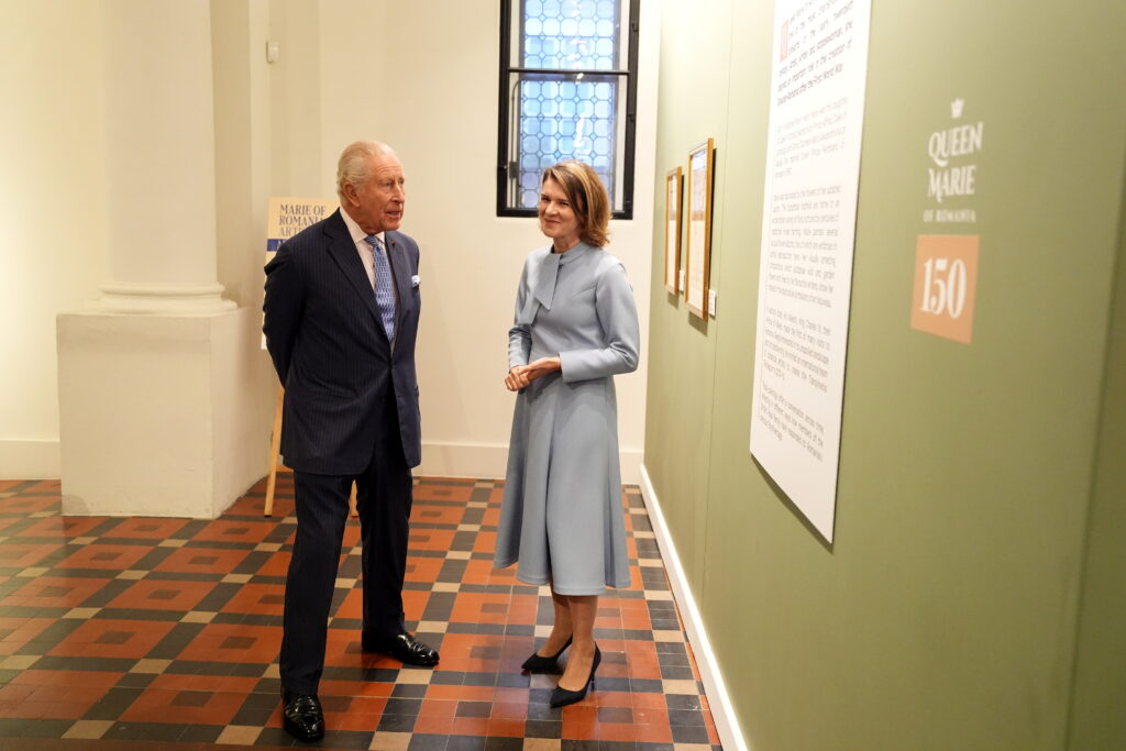Regele Charles a vizitat expoziția dedicată Reginei Maria, rudă îndepărtată a monarhului, la Institutului Cultural Român din Londra. 