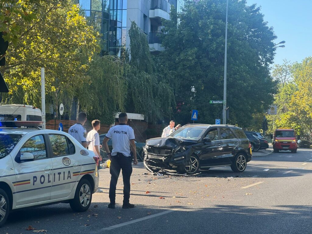 Accident grav în Capitală: șoferul unui Mercedes a fugit după impact, o femeie a ajuns la spital