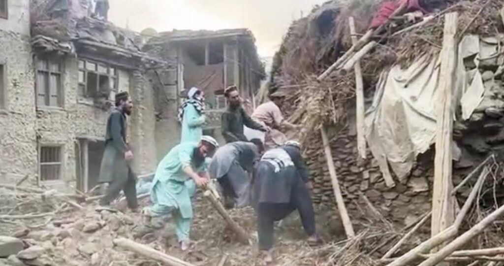 Afganistan: Salvatorii fac eforturi să ajungă în satele montane izolate lovite de cutremur