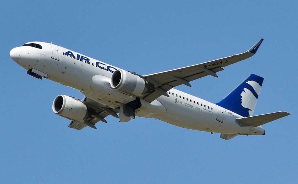 Incident incredibil în Franța: Un avion a zburat în cerc o oră deasupra unui oraș deoarece controlorul aerian dormea