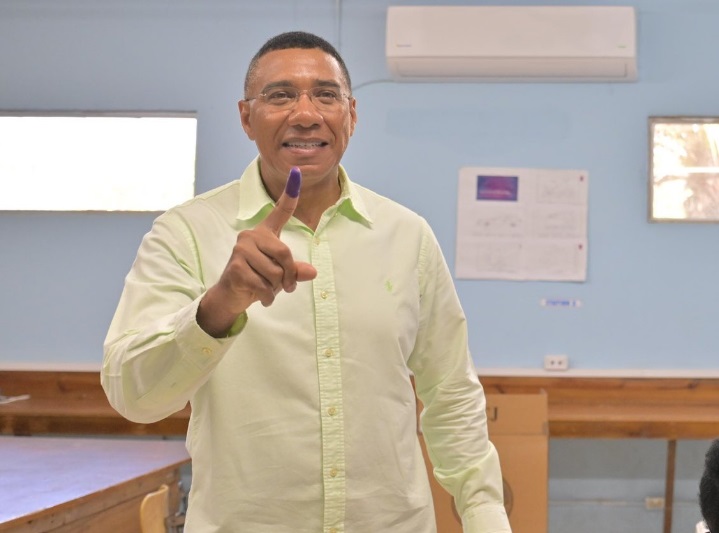 Alegeri în Jamaica: Premierul Andrew Holness obține un al treilea mandat, opoziția recunoaște victoria