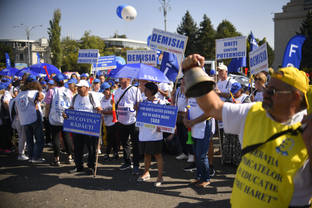 Început de an școlar atipic: Protest al sindicatelor din Educație în prima zi de școală / Mii de profesori au pornit în marș spre Cotroceni