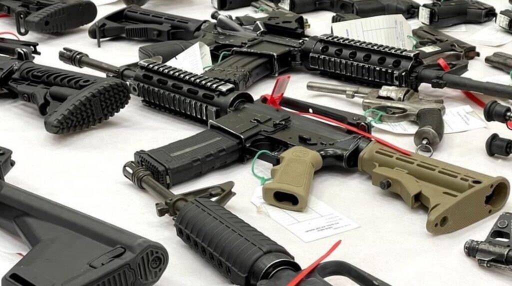 Captură record de arme și muniții în Chișinău. Acestea erau ascunse în pereți