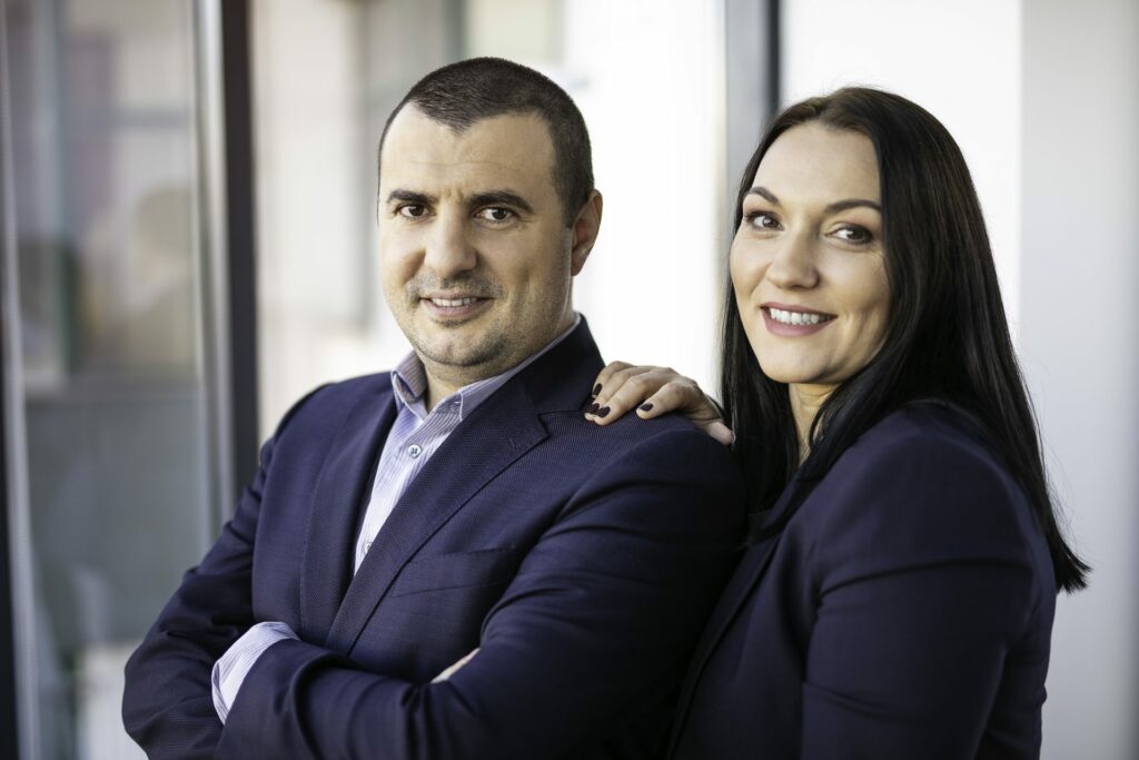 Un producător român de lactate și-a deschis firmă în Dubai: vrea ca iaurtul și kefirul de Tecuci să fie cunoscute la nivel global