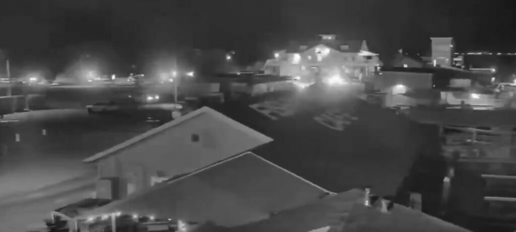 Atac armat dintr-o barcă la un bar din Carolina de Nord: 3 morți și 8 răniți