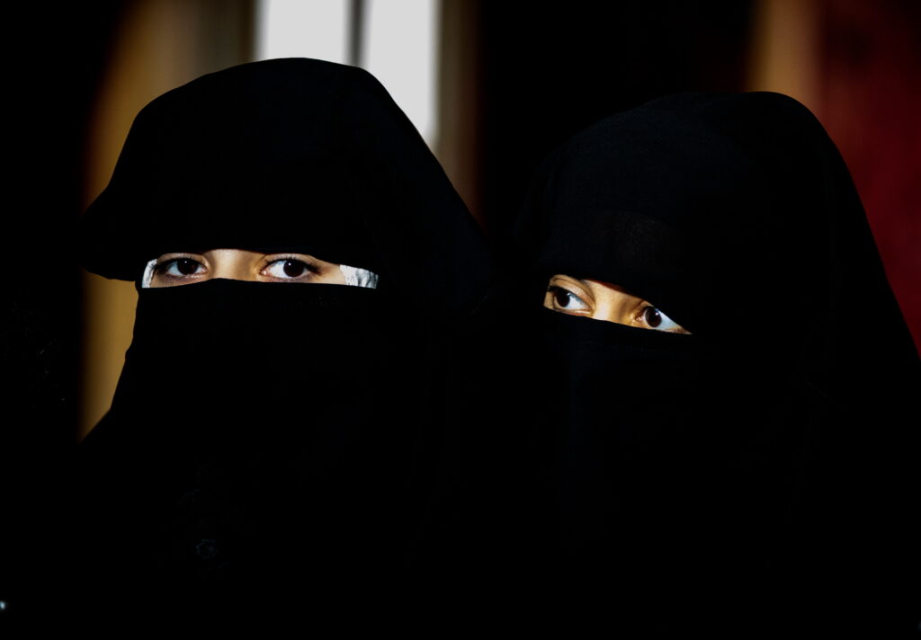 Dragostea în vremea Statului Islamic / Partenera de viață a unei importante figuri a propagandei Stat Islamic, acuzată că a aderat de bună voie la gruparea Stat Islamic, e judecată la Paris împreună cu soacra și cumnata ei