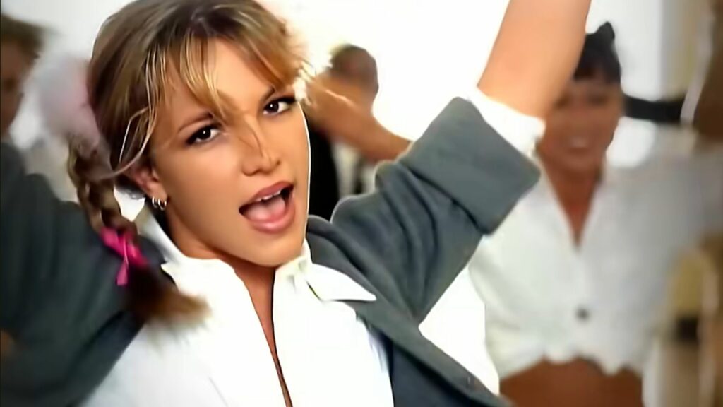 O femeie s-a răsturnat cu mașina în timp ce cânta o melodie a lui Britney Spears
