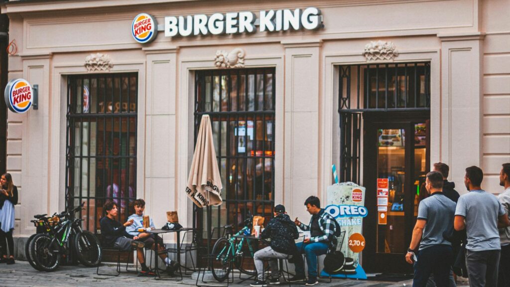 Un restaurant Burger King din Franța a fost închis după intoxicații și probleme de igienă