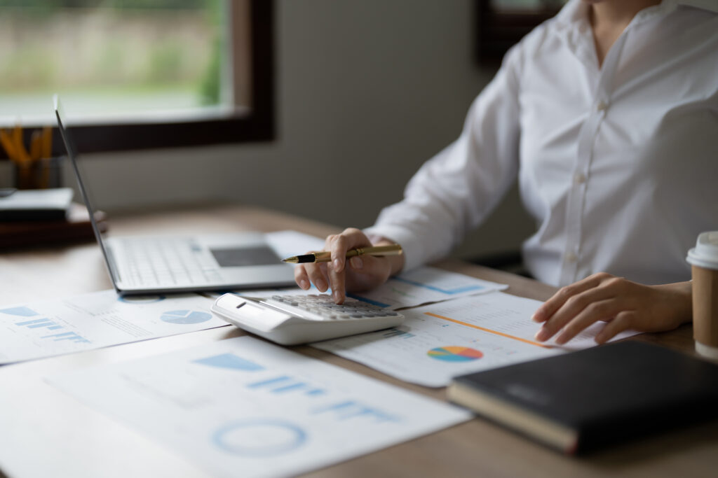 Taxă pe afiliați sau IMCA? O companie cu cifra de afaceri sub 50 milioane euro ar urma să plătescă un impozit mai mare decât una cu la nivelul plafonului – Analiză PwC