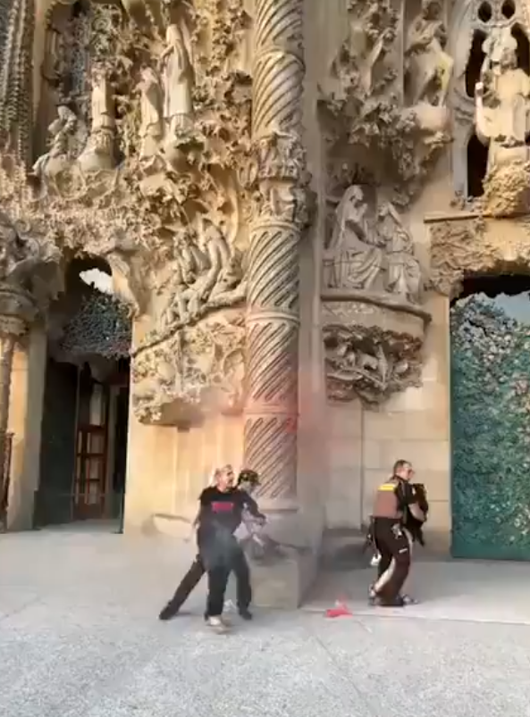 Vopsea aruncată asupra Sagrada Familia în semn de protest față de inacțiunea guvernului spaniol în fața incendiilor devastatoare