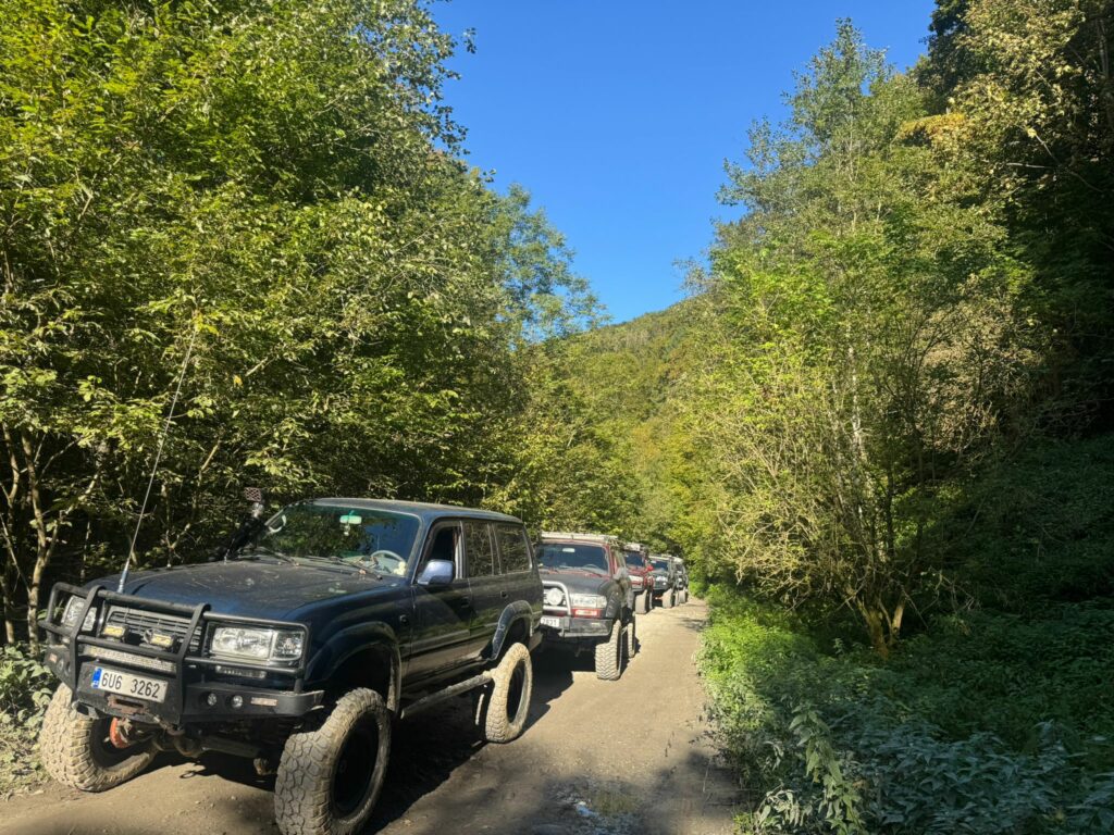 Caraș-Severin: Turiști cehi prinși cu mașini off-road în Poiana Mărului, amendați de jandarmi