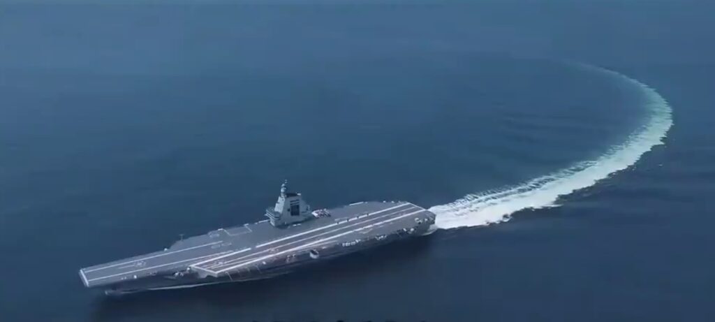China trimite portavionul Fujian prin Strâmtoarea Taiwan spre Marea Chinei de Sud
