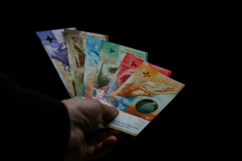 Elveția pune frână legislației anti-spălare de bani, pentru a-și păstra statutul de lider financiar